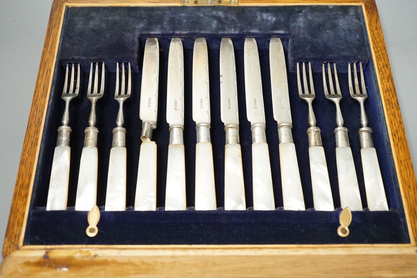 A cased set of twelve pairs of mother of pearl handled silver dessert eaters, John Sanderson, Sheffield, 1914, box a.f.